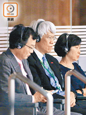 林正財（左）早前旁聽答問大會時掛住睇手機。（資料圖片）