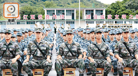 近五百名學員出席第13屆香港青少年軍事夏令營開幕典禮。（吳艶玲攝）
