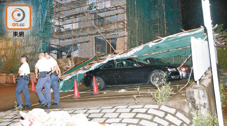 荃灣<br>棚架塌下壓中兩輛車，警員到場調查。（吳建明攝）