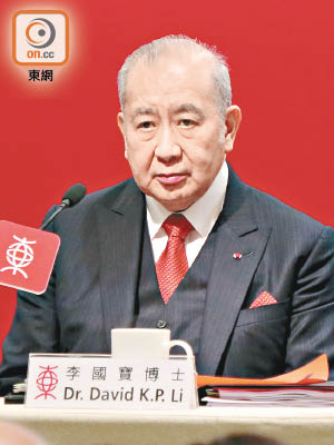 原告方猛烈批評李國寶（圖）任主席的東亞銀行管治欠佳，盈利令股東失望。