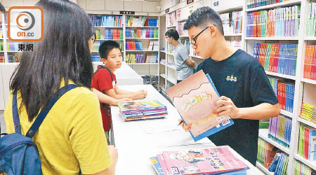 教科書年年加價，家長百上加斤。（資料圖片）