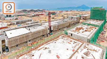 香港口岸人工島部分輔助建築物未能趕及今年底完工。（資料圖片）