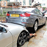 山寮村村內車輛被沖至車疊車。