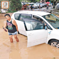 大美督私家車被浸於水中。