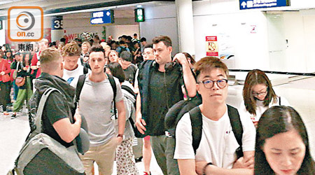 國泰一班由香港飛往倫敦的航班延誤十五小時才能起飛，二百多名乘客受影響。（讀者提供）