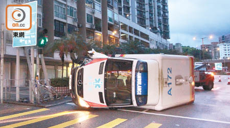 救護車翻側橫亘路上。（周百燊攝）