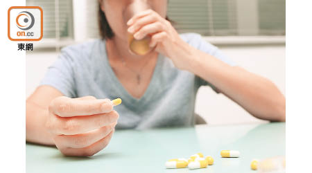 市民在坊間藥房自行購入抗生素服用，可能加劇抗藥性問題。