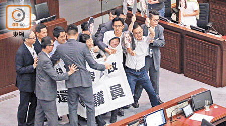 財委會通過教育新資源撥款後，泛民拉起橫額抗議多人被取消議員資格。