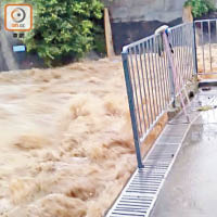 前日黃雨下山寮河山洪暴發，村屋外洪水滔滔。（讀者提供）