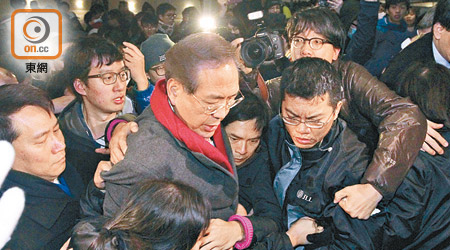 港大校委會主席李國章（戴紅頸巾者）曾在審訊時，多番形容圍堵行動是暴動。（資料圖片）
