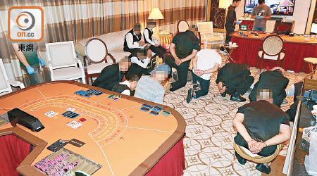 老千集團租酒店房改裝成賭場貴賓廳出千騙財，司警一舉搗破拘捕多人。