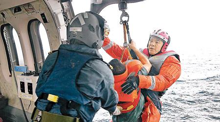 內地直升機救起墮海船員。（中新社圖片）