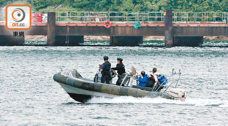 警方接報後，派出水警輪趕往，出動小艇到橋躉，將他們救離現場。