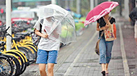 深圳市民撐傘出門。（互聯網圖片）