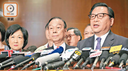 政改方案被否決，劉皇發（中）為遲到無投票致歉。