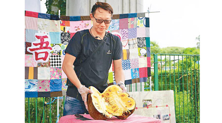 橫洲三村村民以大樹菠蘿等農作物款待市民。（橫洲綠化帶發展關注組）