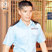 落海救人警員「阿力」制服濕透。