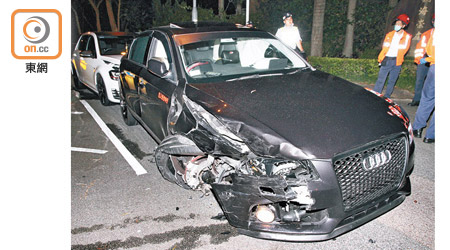 Audi房車車頭損毀。（葉嘉文攝）