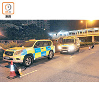 警方在西沙路設路障。（周百燊攝）