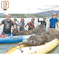 魚網夾雜垃圾，需要多位義工出力才拉到上船。（袁志豪攝）