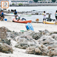 西貢羊洲近岸清理出大量廢棄魚網，水面則有不少小朋友戲水暢泳。