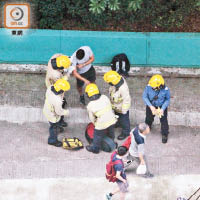 受傷乘客由消防員檢查傷勢。（司徒國榮攝）