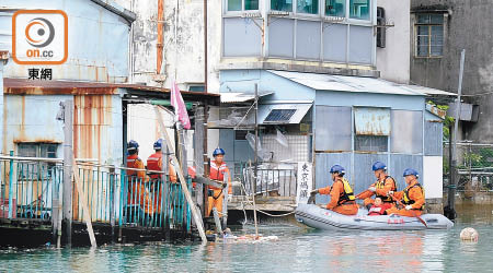 大澳跨部門演練模擬水浸救援，民安隊用橡皮艇拯救被困居民。