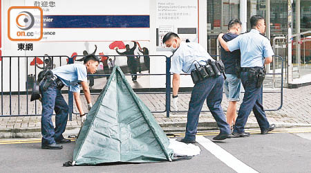 女死者父親（右二）認屍後離去，警員用帳篷遮蓋屍體。（吳建明攝）