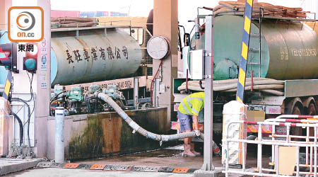 吸缸車駛入望后石污水處理廠吸走污水。（朱先儒攝）