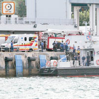 救護員在水警基地戒備。（郭垂垂攝）