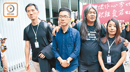姚松炎（左起）、羅冠聰、梁國雄及劉小麗被法院裁定取消議員資格後，昨日正式離開立法會。（溫國佳攝）
