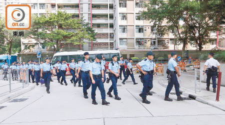 順天邨<br>警察機動部隊人員昨晨重返現場搜證。（冼耀華攝）