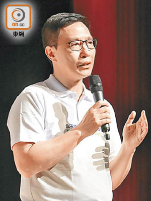 楊潤雄向小學生硬銷高鐵，表示可促進兩地學生交流。（吳艶玲攝）
