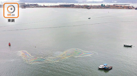 東涌對出海域出現大片油污，背後是港珠澳大橋香港口岸。（讀者提供）