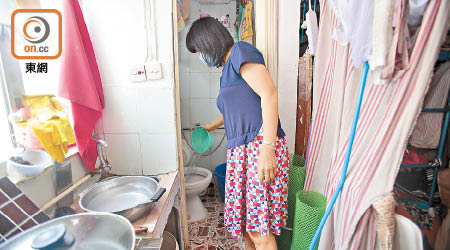 阿芳儲起洗米水、洗菜水沖廁。（吳艶玲攝）