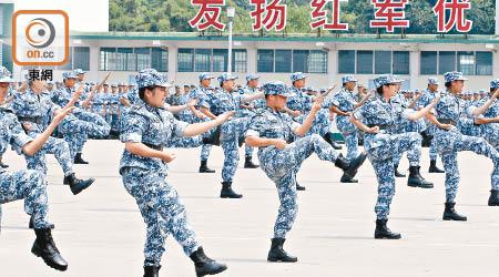 學員示範軍體拳。（何天成攝）