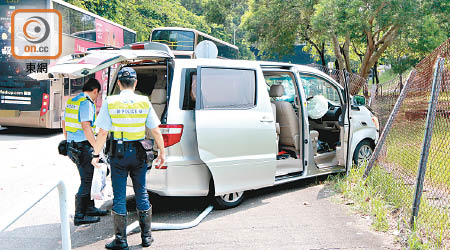 警員搜查涉事的七人車。（張世洋攝）