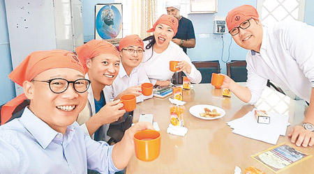張國鈞（左一）同班黨友做包頭族歎奶茶食咖喱角。（互聯網圖片）
