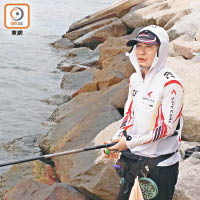 梁先生釣魚期間發現油污，他表示不敢進食魚獲。