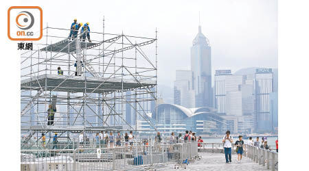 建築工人酷熱天氣下，依舊辛勤地工作。（李志湧攝）