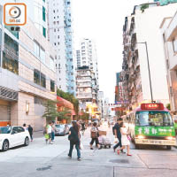 匪徒駕車沿新填地街逃去。（林耀康攝）