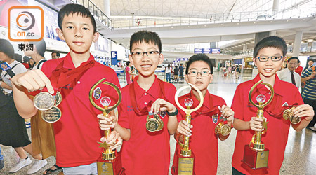 四位小學生代表香港出戰國際數學競賽，取得大滿貫佳績。（何天成攝）