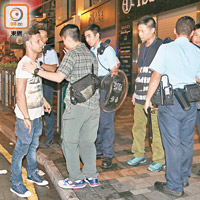 尖沙咀<br>警員在街頭廝殺現場進行調查。（馬竟峯攝）