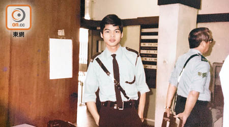 區志光（左）中三未畢業就投考警員，至今成為保安局副局長。（受訪者提供）