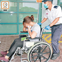 一名傷者需坐輪椅送院。（李子強攝）