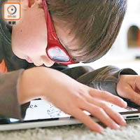 幼童長時間使用電子屏幕，或損視力。（資料圖片）