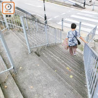 屯門屯興路通往屯喜路的「斜行梯」，被市民指十分難行。
