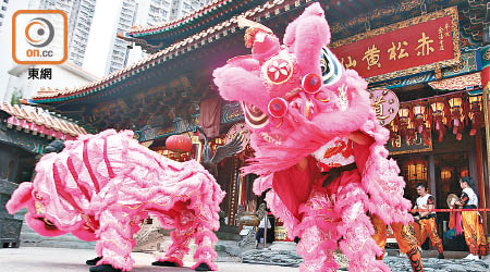 兩隻威風凜凜的舞獅走遍黃大仙祠，為市民祈福。（黃偉邦攝）