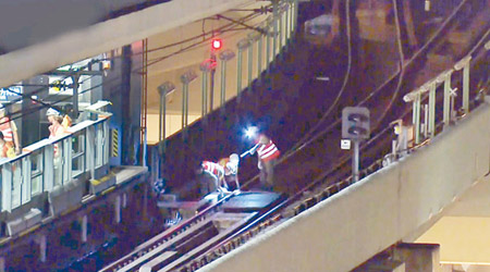 港鐵職員通宵到觀塘站檢查路軌。（電視畫面）