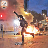 示威者以火堆作為屏障，並不時向警員投擲物件。（資料圖片）